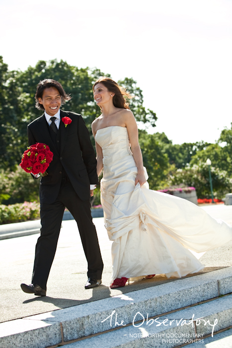 Happy-couple-walking-red-bouquet-red-shoes