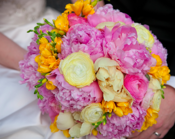 ronald-reagan-building-wedding-ceremony-pink-yellow-bridal-bouquet