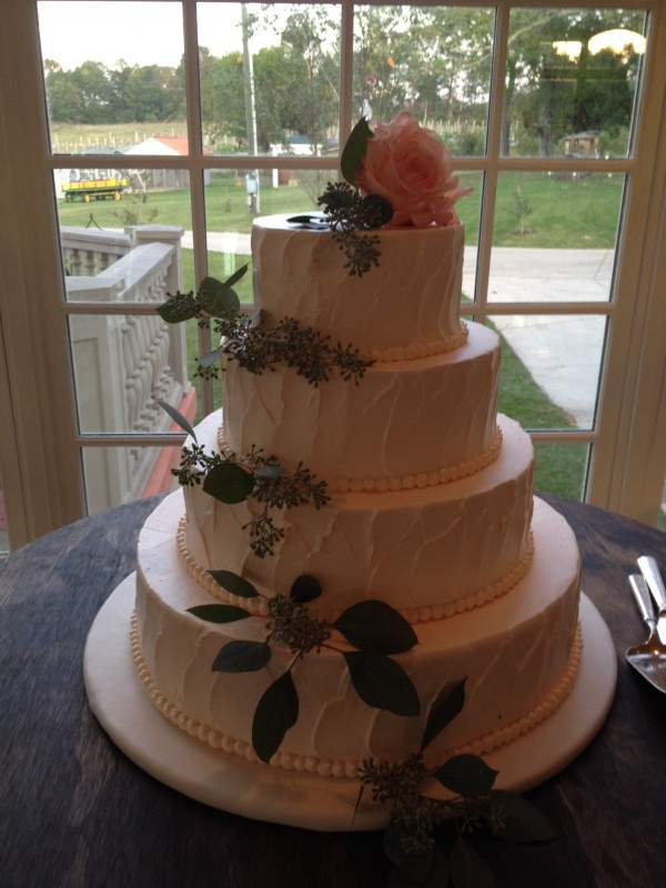Morais Vineyard cake with flowers by Elegance & Simplicity